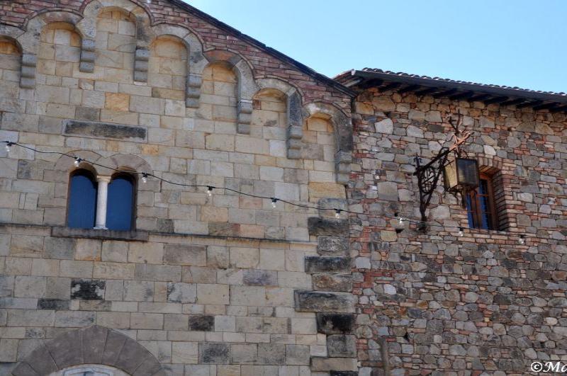 Castello Di Amorosa: каменные арки и кирпичная кладка в тени солнца